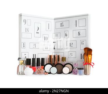 Calendario dell'avvento natalizio con diversi cosmetici e profumi isolati sul bianco Foto Stock
