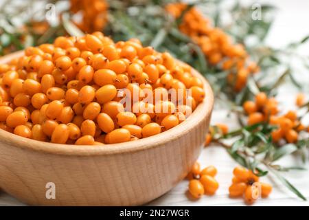 Spina di mare fresca matura in ciotola di legno, primo piano Foto Stock