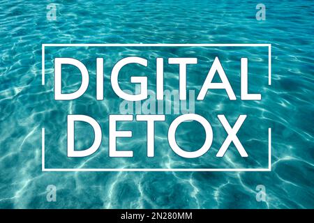 Texte sur Digital Detox and Ocean Water on background Foto Stock