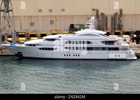 Superyacht di lusso “vive la vie” di proprietà del miliardario svizzero Willy Michel, ormeggiato presso la Navantia Servicing Facility di Cartagena, Spagna Foto Stock