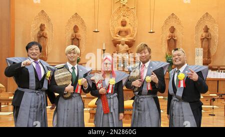 (L-R)ex lottatore professionista giapponese Kenta Kobashi, campione dei pesi massimi GHC, Kaito Kiyomiya di Pro Wrestling Noah, lottatore professionista italo-giapponese e campione del mondo della stella, Giulia di World Wonder Ring stardom, Il campione di pesi massimi della corona tripla Keno Miyahara di tutto il Giappone Pro Wrestling e Hiroyoshi Tenzan posa per i fotografi dopo la cerimonia di lancio dei fagiolini al Tempio di Ikegami Honmonji a Tokyo, Giappone, il 3 febbraio 2023. Credit: AFLO/Alamy Live News Foto Stock