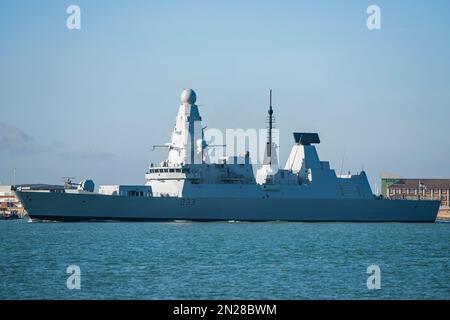 HMS Dauntless (D33) con partenza da Portsmouth, Regno Unito, il 6th febbraio 2023 per l'addestramento al mare e alle armi. Foto Stock