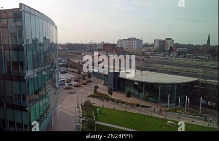Atrio della stazione ferroviaria di Stockport, Grand Central Way, Stockport, Greater Manchester, Inghilterra, SK3 9HZ Foto Stock
