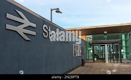 Stazione ferroviaria di Stockport, esterno con logo BR British Railways, stazione ferroviaria di Stockport, Grand Central Way, Stockport, Cheshire, Inghilterra, SK3 9HZ Foto Stock