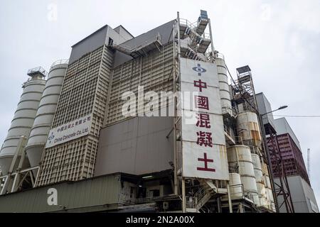 Hong Kong, Cina. 04th Feb, 2023. Lo stabilimento della China concrete Company a Yau Tong visto durante la dimostrazione. Un gruppo di attivisti per i diritti dell’ambiente e del lavoro si è convergere per protestare contro l’inazione del governo sulla chiusura dell’impianto di cemento inquinante che ha una storia di violazioni e nessuna licenza attuale per operare. Questa è stata una delle prime proteste approvate da quando le misure di allontanamento sociale del COVID-19 sono state allentate a Hong Kong e potrebbero segnare il ritorno dei movimenti sociali attivi della città. Credit: SOPA Images Limited/Alamy Live News Foto Stock