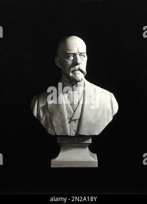 1920 ca , GERMANIA : il ma dedicato al dottor TEDESCO ROBERT KOCH ( 1843 - 1910 ), autore e luogo sconosciuti . Divenne famoso per la scoperta del bacillus antrace ( 1877 ), del bacillus tuberculosis ( 1882 ) e del cholera vibrio ( 1883 ) e per il suo sviluppo dei postulati di Koch. Nel 1905 gli è stato conferito il Premio NOBEL per la fisiologia o la medicina per i suoi risultati in materia di tubercolosi . È considerato uno dei fondatori della batteriologia Unknown scultor . - BATTERIOLOGO - TBC - BATTERIOLOGIA - TUBERCOLOSI - ANTRACE - PREMIO NOBEL PER LA MEDICINA - VIROLOGIA - VIRUS - VIROLOGO - MEDICINA Foto Stock