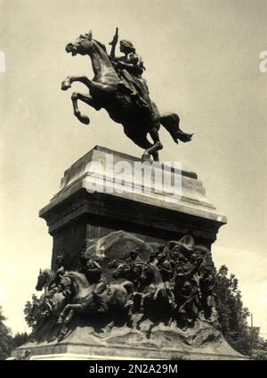 1932 c., ROMA , ITALIA : il rivoluzionario brasiliano ANITA GARIBALDI ( 1821 - 1849 ), moglie dell'eroe militare italiano GIUSEPPE GARIBALDI ( 1807 - 1882 ). Il celebre monumento in bronzo sul colle Gianicolo dello scultore italiano MARIO RUTELLI ( 1859 - 1941 ), edificato nel 1932 . Fotografo sconosciuto . ROMA - POLITICO - POLITICA - Politica - Unità d'Italia - RISORGIMENTO - ITALIA - FOTO STORICHE - STORIA - statua - equestre monumentale - SCULTURA - SCULTURA - Ana Maria de Jesus RIBEIRO da SILVA - ARTE - Statua - statua --- Archivio GBB Foto Stock