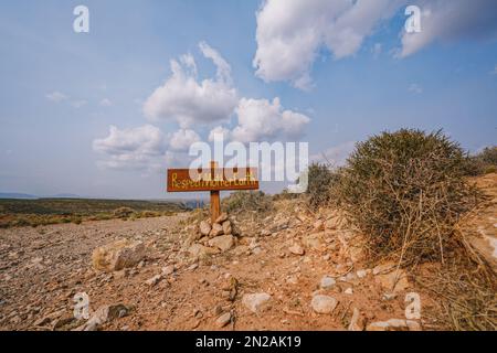 Rispetta il poster Madre Terra nel mezzo del deserto su strada sterrata in Arizona Foto Stock