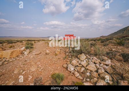 Poster Stay on Trail nel mezzo del deserto su una strada sterrata in Arizona Foto Stock