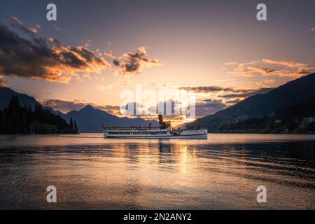 Lago Wakatipu, Queenstown, Nuova Zelanda - 20th dicembre 2022: La nave a vapore TSS Earnslaw costruita nel 1912 ritorna a Queenstown sotto il sole della sera Foto Stock