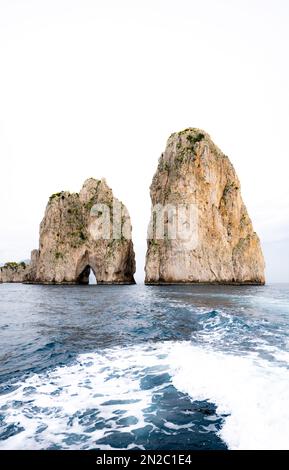 Capri formazioni rocciose Faraglioni nel Sud Italia. Vista sull'oceano dei famosi Faraglioni al largo della costa dell'isola di Capri. Foto Stock