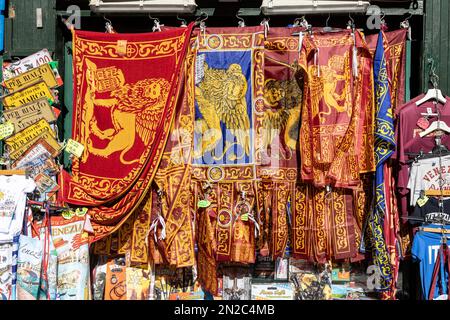 Bandiere veneziane con leone alato, Venezia, Veneto, Italia, Europa Foto Stock
