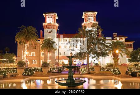 Edificio di stile Spagnolo illuminato di notte in St. Augustine, Florida, Stati Uniti Foto Stock