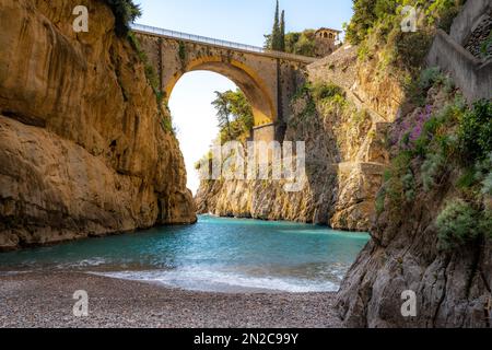 Fiordo di Furore - Ponte sulla Costiera Amalfitana vicino Positano, Italia. Giornata di sole sulla bellissima spiaggia. Fiordo di Furore Beach ha girato guardando il ponte. Foto Stock