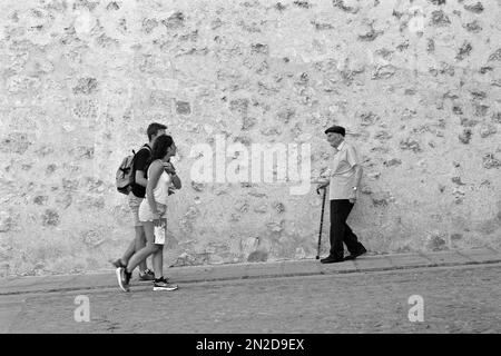 Giovane coppia incontra vecchio con canna, vecchio incontra giovane, Cuenca, Spagna Foto Stock