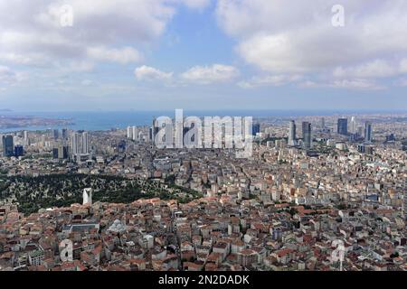 Vista da Istanbul Sapphire con quartiere finanziario Levent, Besiktas, parte europea di Istanbul, Turchia Foto Stock