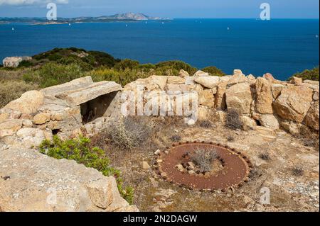 Rovina di cannone rotante in epistazione storica di cannoni dalla seconda guerra mondiale, Arzachena, Baja Sardinia, Sardegna, Italia Foto Stock