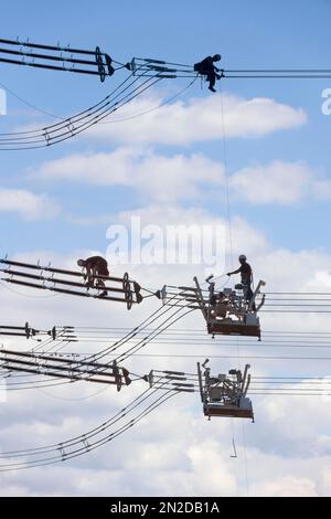 Montatori ad alta tensione al lavoro, linee aeree, piloni, Baden-Wuerttemberg, Germania Foto Stock