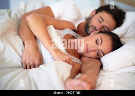Vivere il sogno coniugale. una coppia dorme tranquillamente nel loro letto. Foto Stock