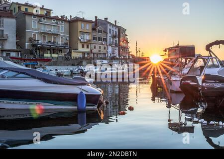 Porto con barche all'alba, villaggio di pescatori, atmosfera mattutina, Moscenicka Draga, Golfo del Quarnero, Mare Adriatico, Istria, Croazia Foto Stock