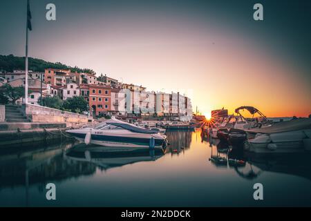 Porto con barche all'alba, villaggio di pescatori, atmosfera mattutina, Moscenicka Draga, Golfo del Quarnero, Mare Adriatico, Istria, Croazia Foto Stock