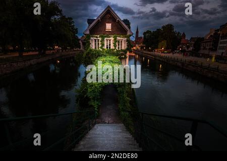 Protection des mineurs al ponte Ponts Couverts de Strasbourg, casa circondata da acqua, Strasburgo, Petite France, Alsazia, Francia Foto Stock