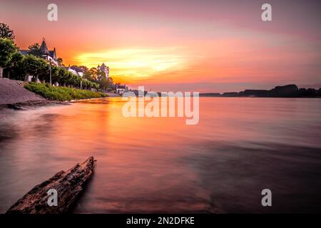 Vista sul reno a Eltville al mattino, retroilluminazione e lunga esposizione in Assia, Germania Foto Stock