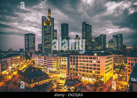 L'Hauptwache, vista dall'alto su una piazza con negozi e ristoranti, sullo sfondo lo skyline illuminato di sera, Francoforte, Assia Foto Stock