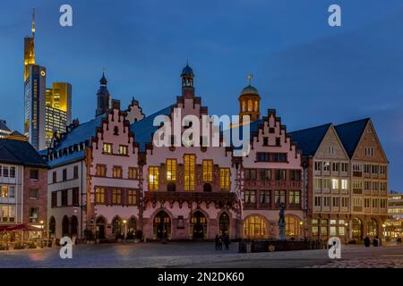 Il Roemerberg a Francoforte, con il Municipio e la Torre Commerzbank sullo sfondo, ora blu, Francoforte sul meno, Assia, Germania Foto Stock