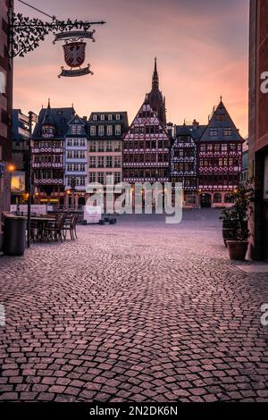 Roemerberg di Francoforte, stemma della città, una splendida piazza con storiche case a graticcio e la cattedrale imperiale sullo sfondo Foto Stock