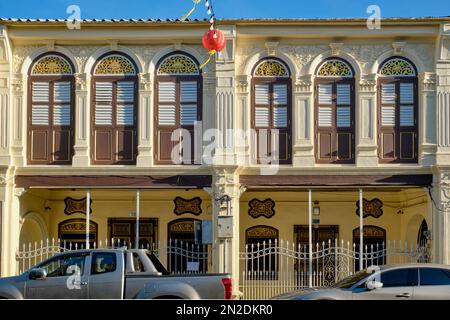 Colorate botteghe in stile sino-portoghese, con finestre ad arco e a graticcio, nella zona della Città Vecchia di Phuket, Thailandia Foto Stock