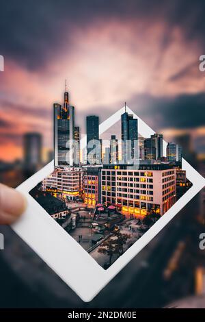 L'Hauptwache, vista dall'alto su una piazza con negozi e ristoranti, sullo sfondo lo skyline illuminato di sera, tutto viene Foto Stock