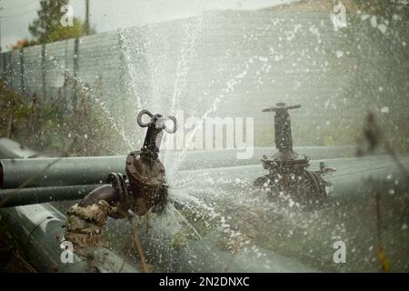 Incidente della tubazione. Tubo di scoppio. L'acqua versa all'esterno. Perdita di pressione nell'alimentazione idrica. Acqua calda. Foto Stock