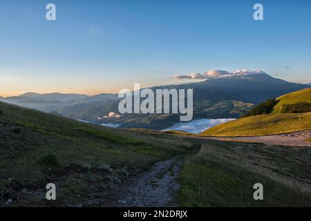 Alba sui monti Sibillini, Parco Nazionale Sibillini, Umbria, Italia Foto Stock