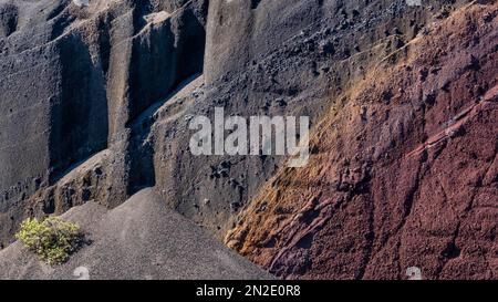 Parete di arenaria colorata, roccia vulcanica, vicino a la Caleta, El Hierro, Isole Canarie, Spagna Foto Stock