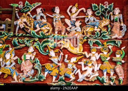 Sculture in legno nei templi laterali di Shwezigon Pagoda, Bagan, Myanmar, Bagan, Myanmar Foto Stock