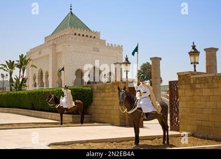 Guardie a cavallo di fronte al Mausolee de Mohammed V, Rabat, Marocco Foto Stock