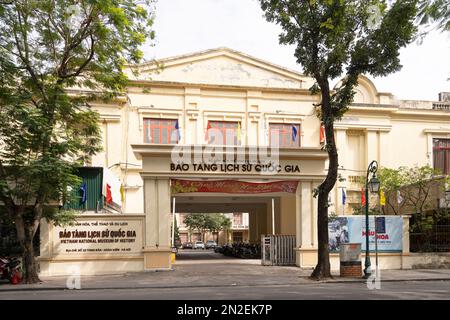Hanoi, Vietnam, gennaio 2023. Vista esterna dell'edificio del Museo Nazionale di Storia del Vietnam nel centro della città. Foto Stock