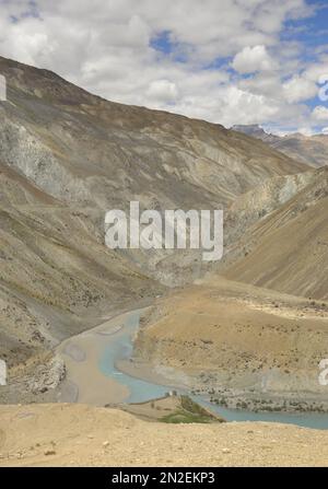 Sangam dei fiumi Zanskar e Indus che scorrono attraverso montagne secche nella valle di Nimmu, Ladakh, INDIA. Foto Stock