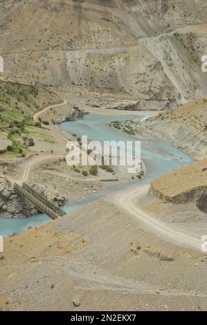 Sangam - confluenza dei fiumi di Zanskar e Indus che scorrono attraverso le montagne secche belle nella valle di Nimmu, Ladakh, INDIA. Foto Stock