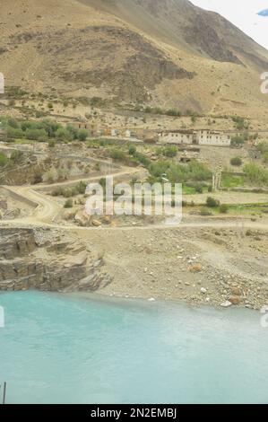 Bella vista degli edifici tradizionali di Ladakhi con il fiume Indus che scorre (Sindhu Nadi) vicino alla confluenza dei fiumi Zanskar e Indus nella valle di Nimmu, Ladakh, INDIA Foto Stock