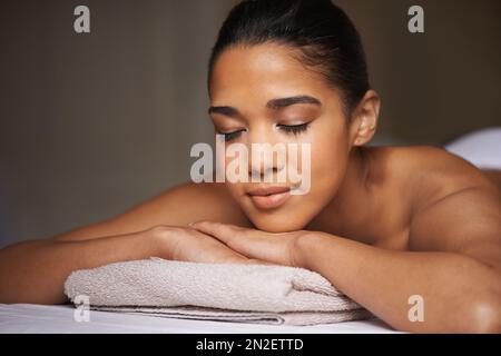 Non si rilassa più... Chiudiamo una bella giovane donna che si rilassa in un centro benessere. Foto Stock