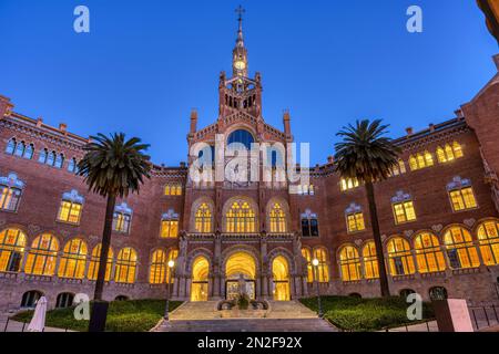 Il bellissimo Hospital De la Santa Creu i Sant Pau a Barcellona all'alba Foto Stock