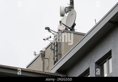 Dresda, Germania. 03rd Feb, 2023. Le antenne paraboliche e le videocamere sono visibili sul tetto dell'Ufficio di Stato per la protezione della Costituzione in Sassonia. Credit: Robert Michael/dpa/Alamy Live News Foto Stock