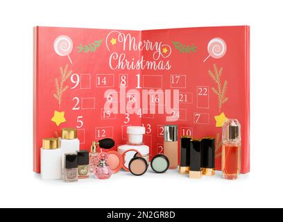 Calendario dell'avvento natalizio con diversi cosmetici e profumi isolati sul bianco Foto Stock