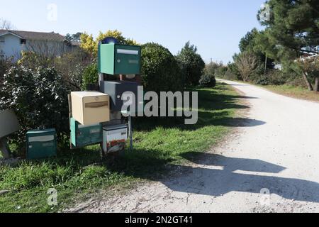 fila di metallo e plastica diverse caselle di posta sul lato lungo la strada Foto Stock