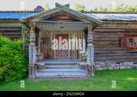 Portico di una vecchia casa di tronchi, Dalarna, Svezia Foto Stock
