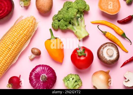 Composizione piatta con verdure fresche su fondo rosa Foto Stock