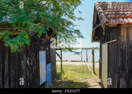 Capanna di legno vicolo nel porto di Gujan-Mestras Gironde Aquitania in Francia Foto Stock