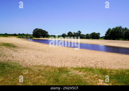 Spiaggia selvaggia costa sabbiosa in Ares sulla baia di arcachon in Francia Foto Stock